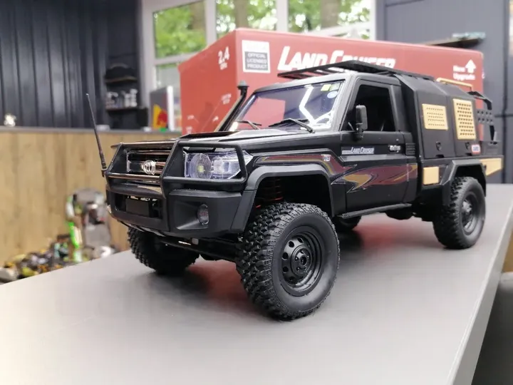 MN Model Land Cruiser 79 трофи 1:12 — вид спереди сбоку, сзади коробка