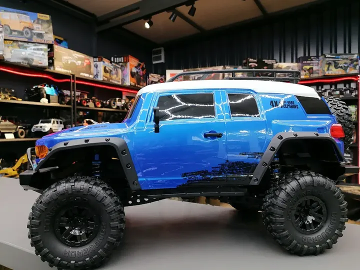 FJ Cruiser синий трофи 1:10 — вид сбоку