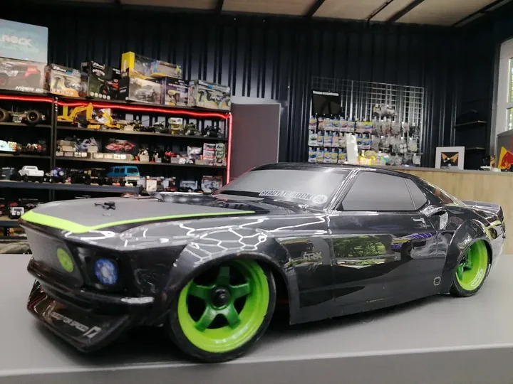 HPI RS4 Sport 3 Ford Mustang 1969 — вид спереди сбоку