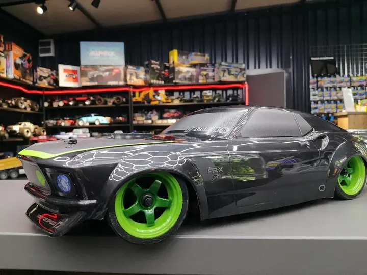 HPI RS4 Sport 3 Ford Mustang 1969 — вид спереди, низкий ракурс