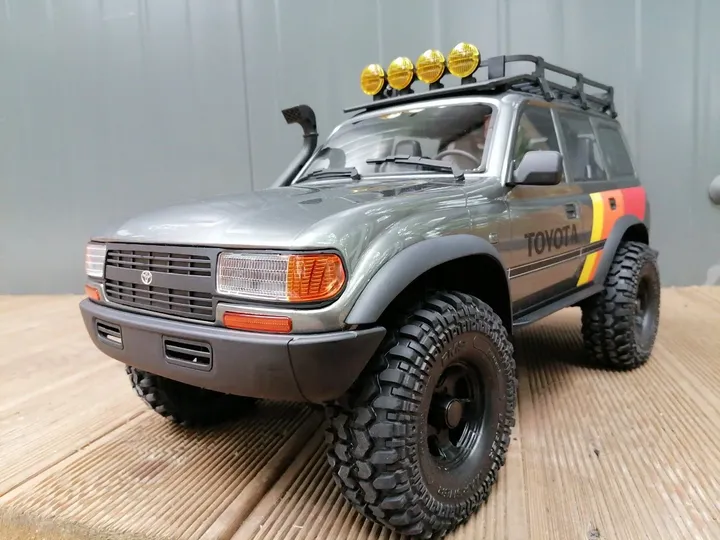FMS FCX10 Toyota Land Cruiser 80 — вид спереди сбоку