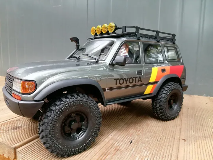 FMS FCX10 Toyota Land Cruiser 80 — вид спереди слева