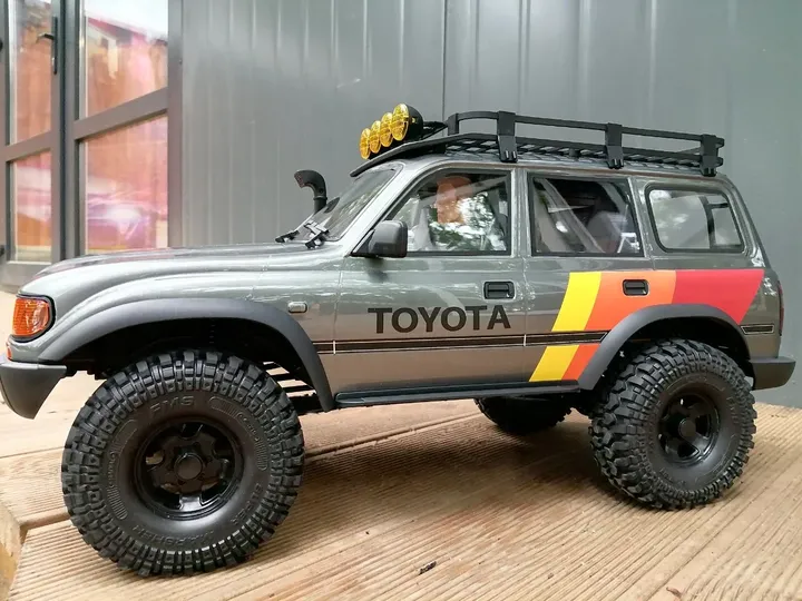 FMS FCX10 Toyota Land Cruiser 80 — вид сбоку