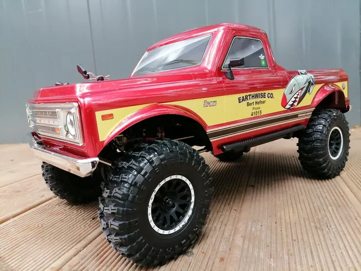 Yikong 4105 Ford трофи 1:10 — вид спереди сбоку