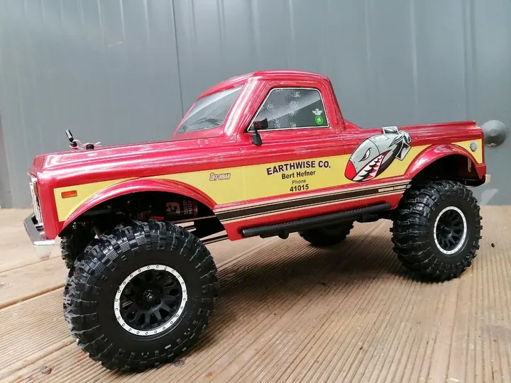 Yikong 4105 Ford трофи 1:10 — вид сбоку
