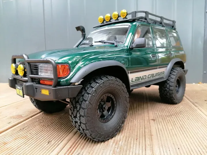 FMS FCX10 LC80 Special Edition — вид спереди сбоку