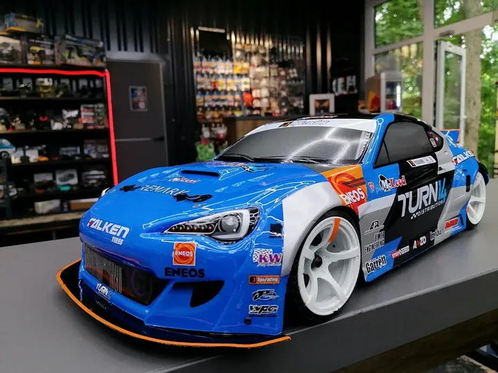 HPI Sport 3 Drift Subaru BRZ — вид спереди сбоку