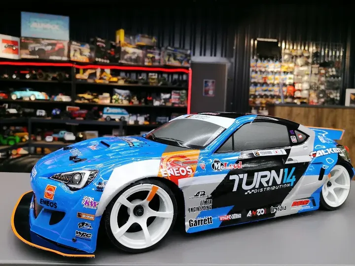 HPI Sport 3 Drift Subaru BRZ — вид спереди, низкий ракурс