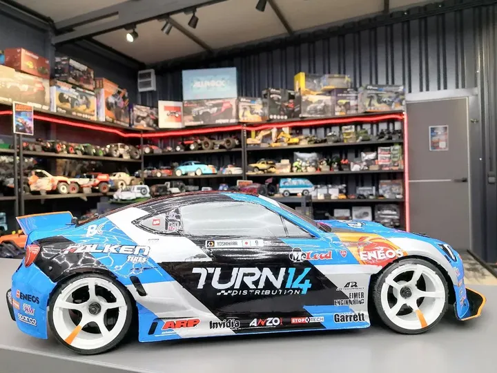 HPI Sport 3 Drift Subaru BRZ — вид сбоку, второй ракурс