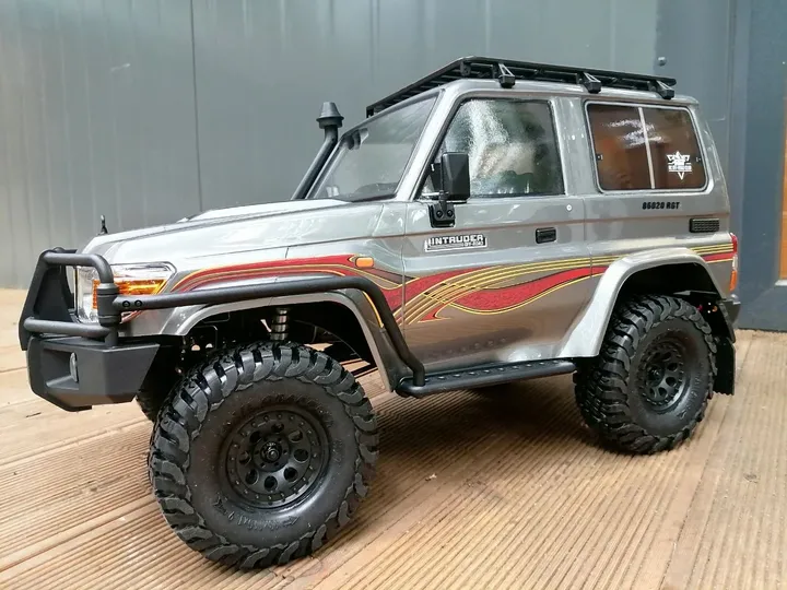 RGT Intruder Land Cruiser 76 — вид спереди слева