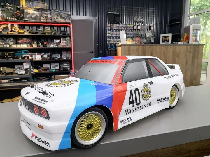 HPI RS4 Sport 3 BMW M3 E30 — вид спереди сбоку