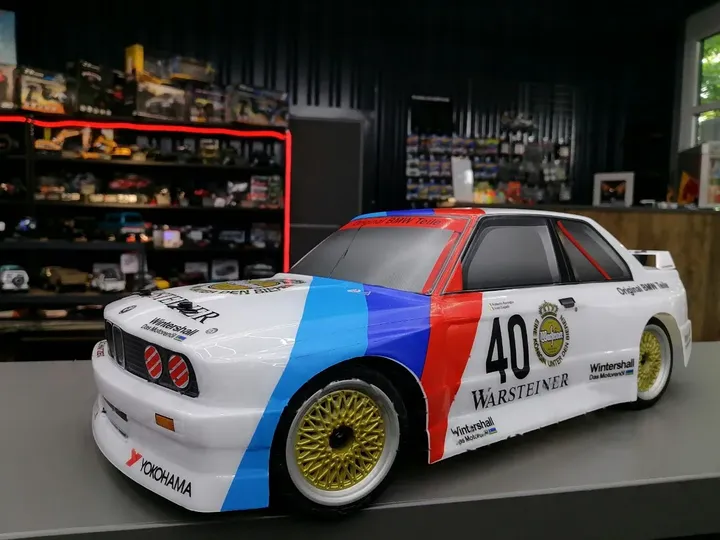HPI RS4 Sport 3 BMW M3 E30 — вид спереди слева