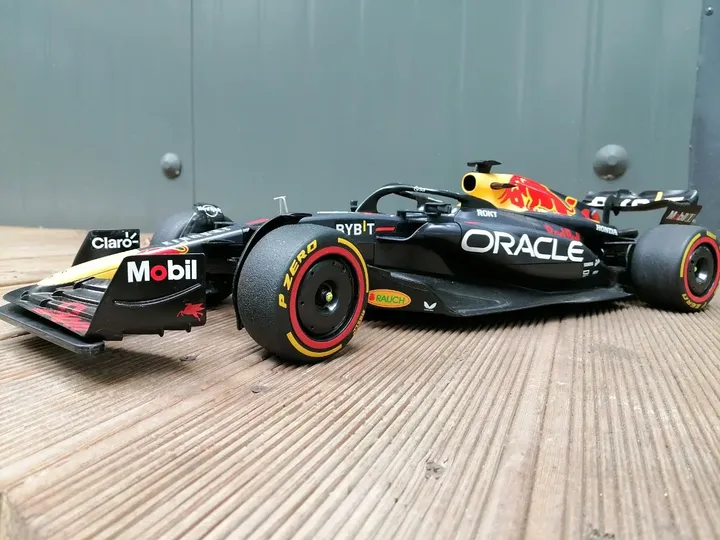 Болид RB19 Formula 1 1:10 — вид спереди сбоку, низкий ракурс