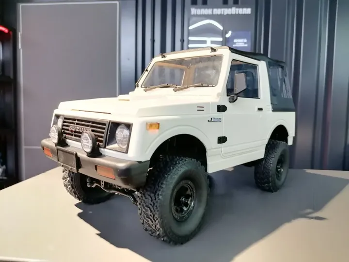 Suzuki Jimny краулер 1:10 — вид спереди сбоку