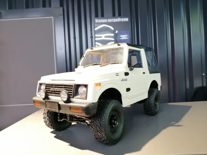 Suzuki Jimny краулер 1:10 — вид спереди справа