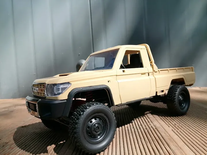 MN Model MN82 Land Cruiser 79 — вид спереди сбоку