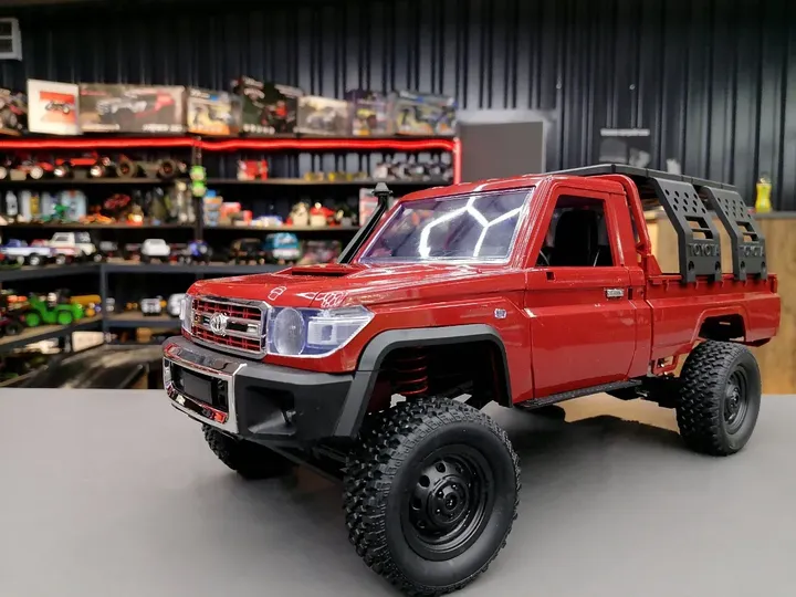 MN Model MN82 Land Cruiser 79 красный — вид спереди сбоку