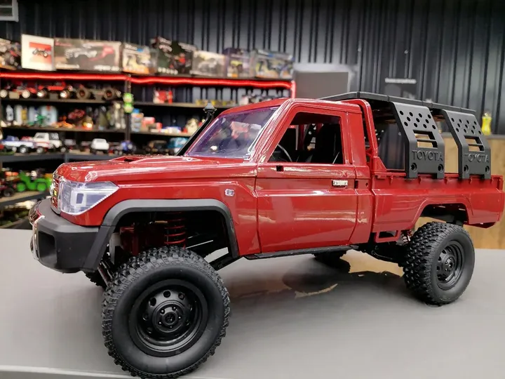 MN Model MN82 Land Cruiser 79 красный — вид спереди, фары