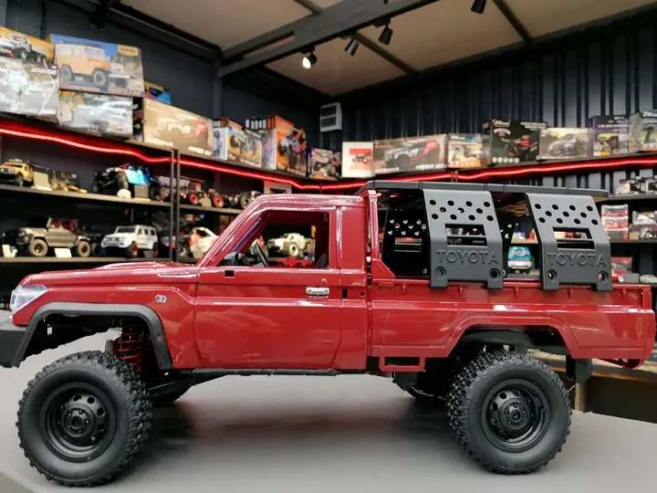 MN Model MN82 Land Cruiser 79 красный — вид сбоку, кузов с каркасом