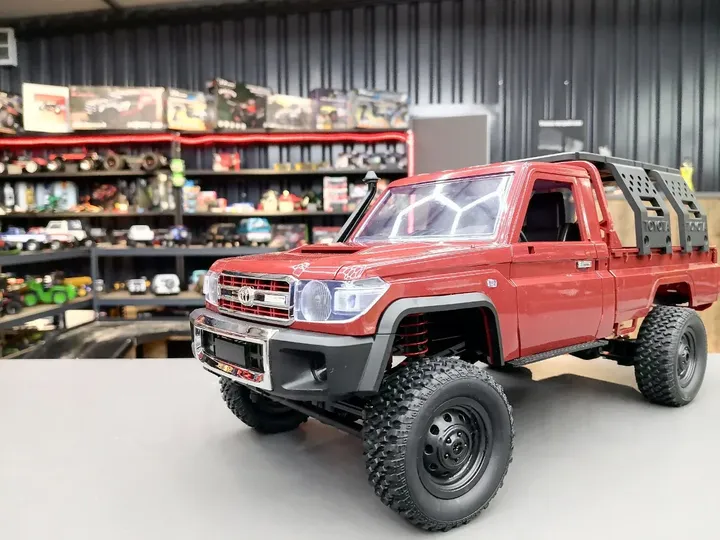 MN Model MN82 Land Cruiser 79 красный — вид спереди справа