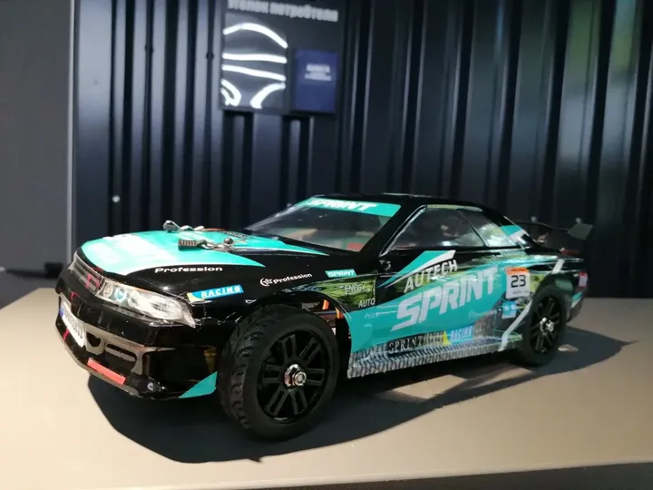 Nissan Skyline дрифт-машина — вид спереди сбоку
