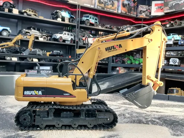 HuiNa Toys экскаватор — вид сбоку, ковш поднят