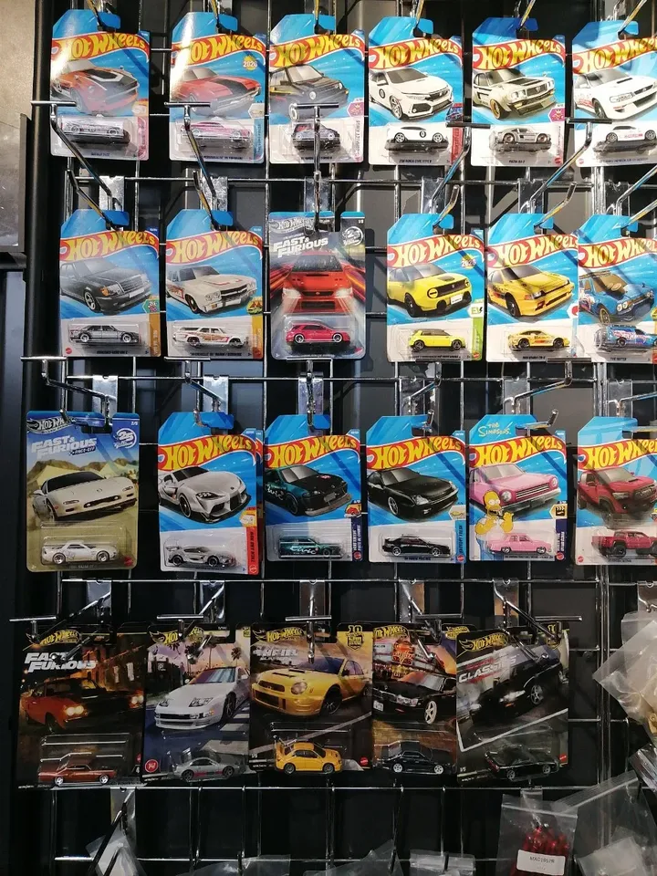 Hot Wheels коллекционные модели — витрина с упаковками