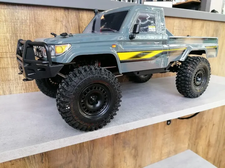Land Cruiser 79 пикап трофи 1:10 — вид спереди сбоку