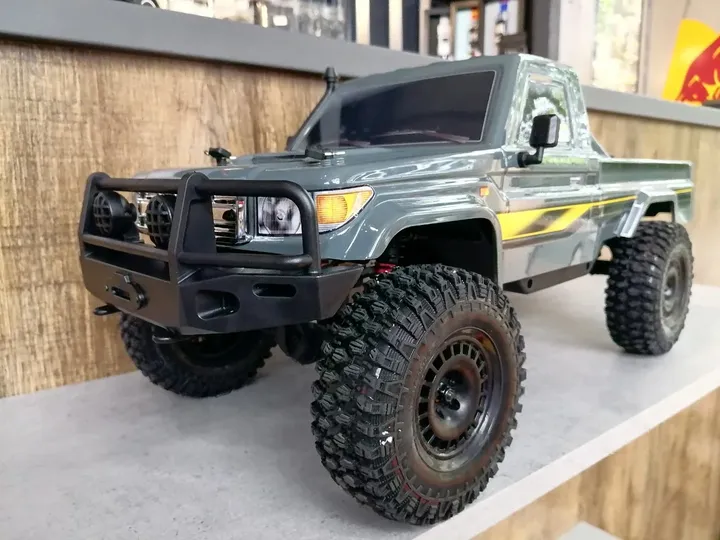 Land Cruiser 79 пикап трофи 1:10 — передний бампер и колесо крупно