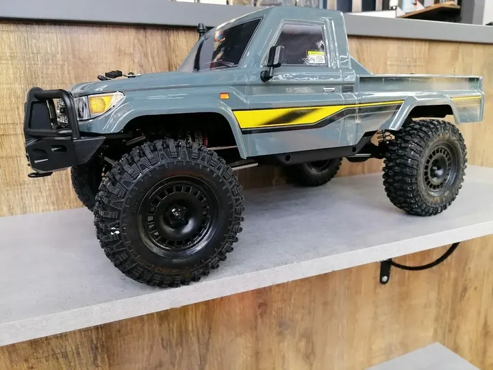 Land Cruiser 79 пикап трофи 1:10 — вид сбоку