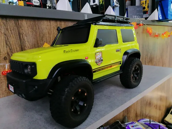 Suzuki Jimny краулер 1:10 — вид спереди сбоку