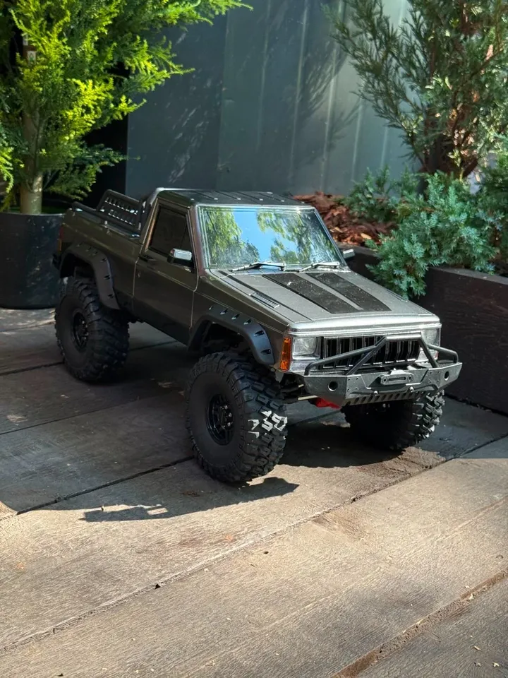 Jeep Cherokee трофи 1:10 — вид спереди сбоку на улице