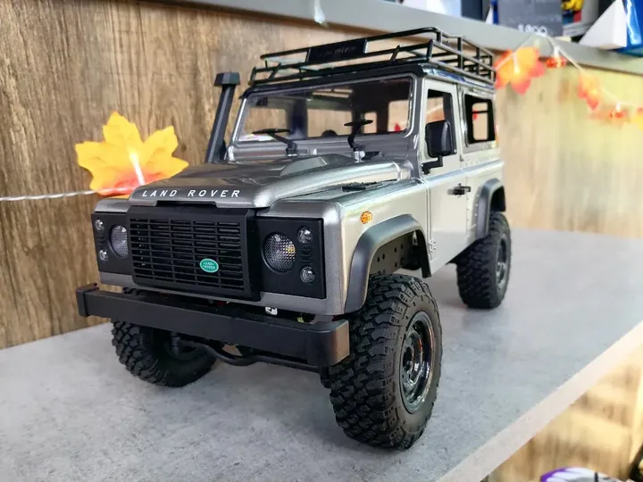 Defender трофи — вид спереди сбоку