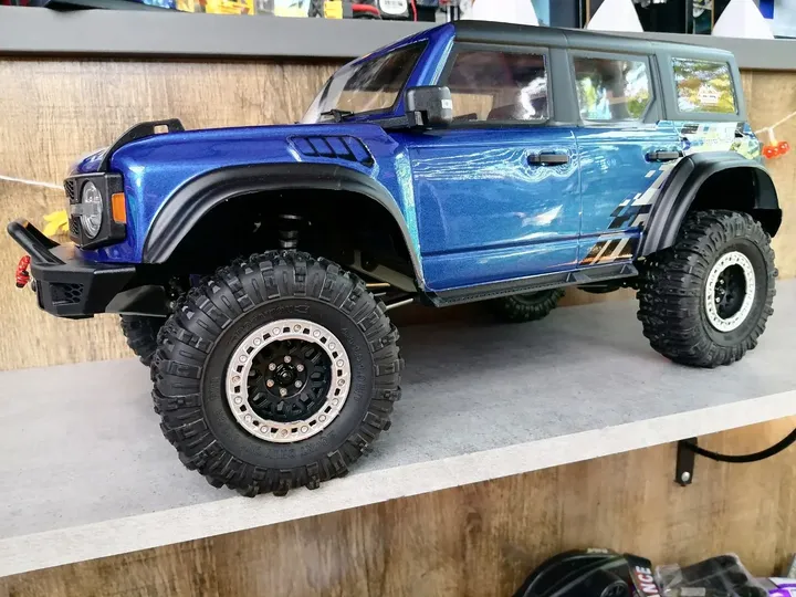 Ford Bronco трофи 1:10 — вид сбоку спереди
