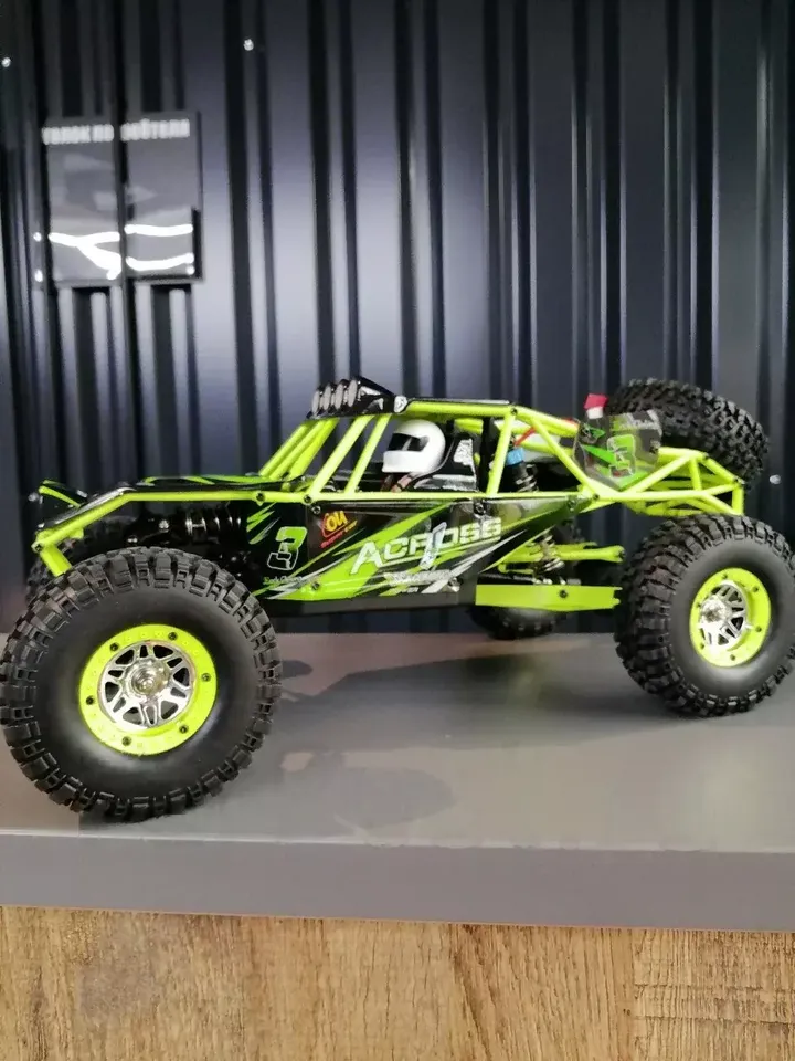 WLToys 10428 багги-краулер 1:10 — вид спереди сбоку