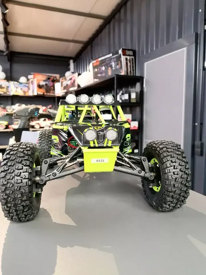 WLToys 10428 багги-краулер 1:10 — вид спереди