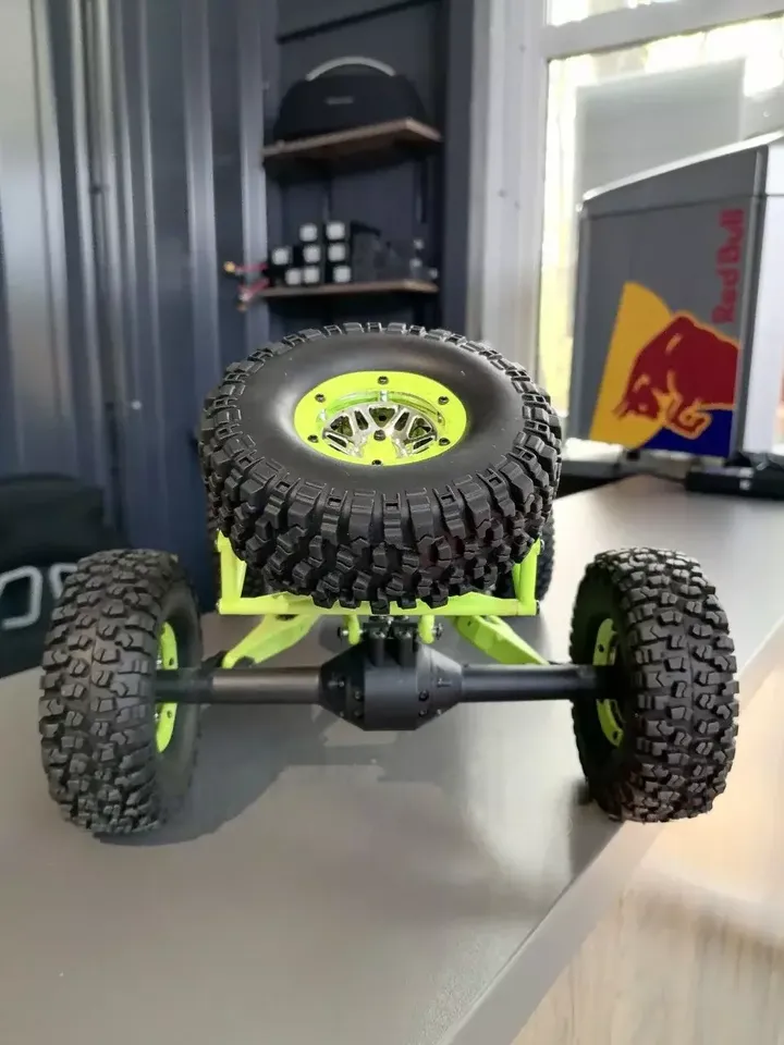 WLToys 10428 багги-краулер 1:10 — вид сзади, запаска