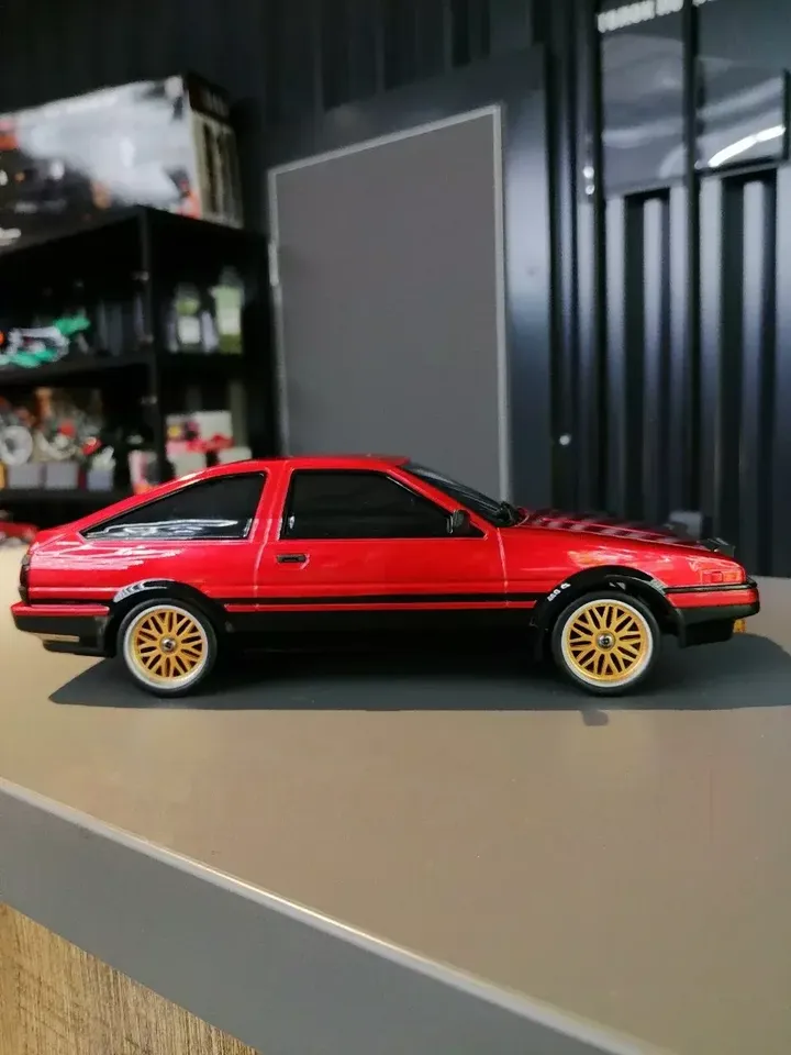 Toyota AE86 красная дрифт 1:14 — вид сбоку