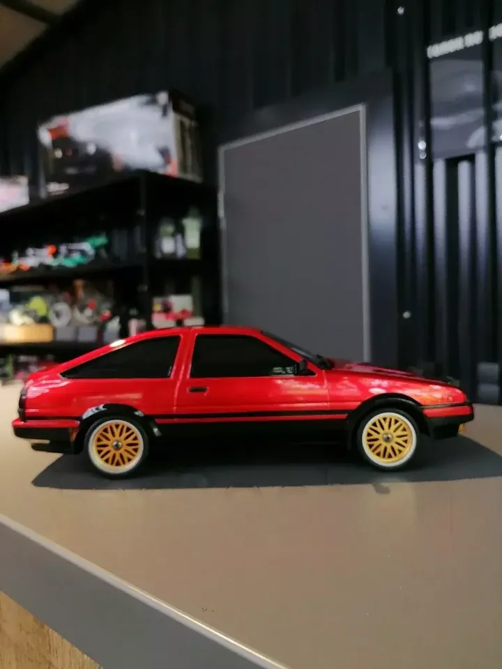 Toyota AE86 красная дрифт 1:14 — вид сбоку сзади