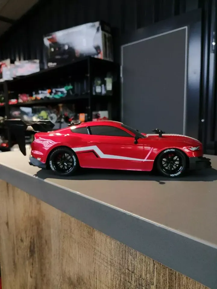 Ford Mustang дрифт 1:14 — вид сбоку на прилавке