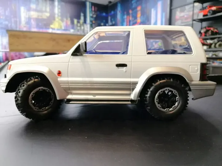 LDRC LD1297 мини-внедорожник 1:14 — вид сбоку на подставке