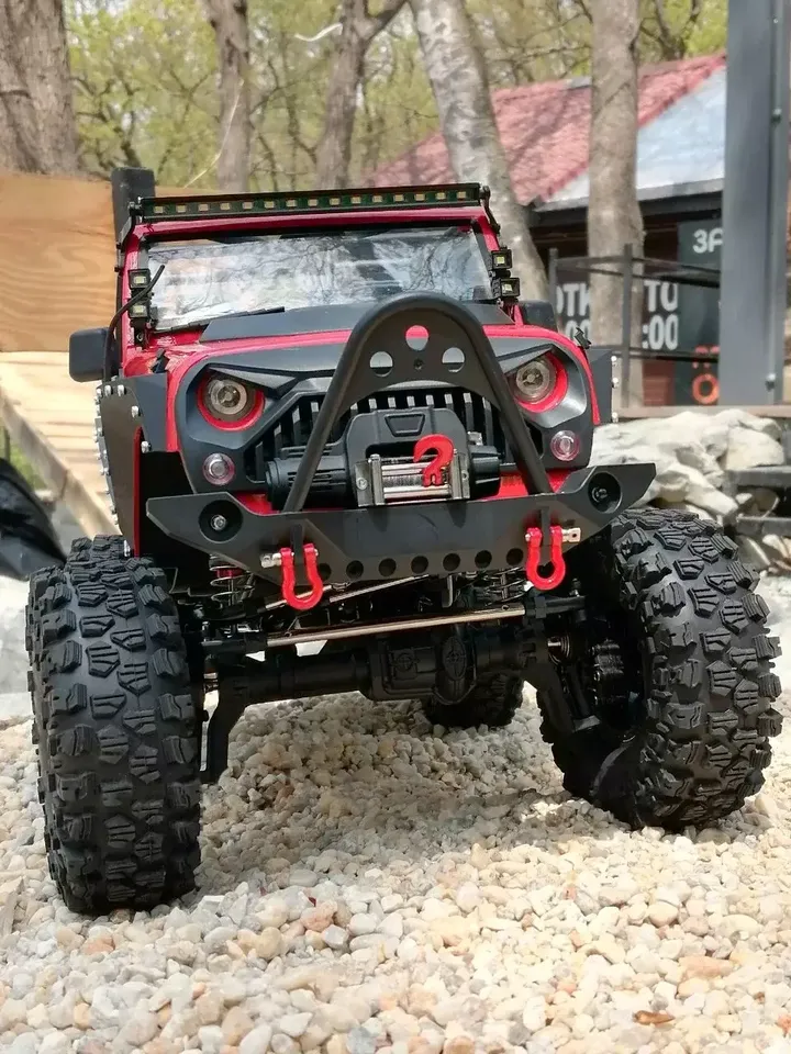 Jeep Wrangler 10426 4WD 1:10 — вид спереди, лебёдка
