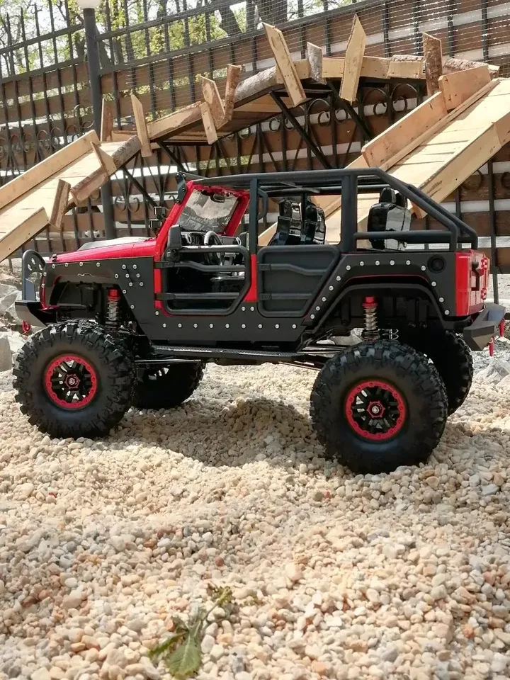 Jeep Wrangler 10426 4WD 1:10 — вид сбоку на гравии