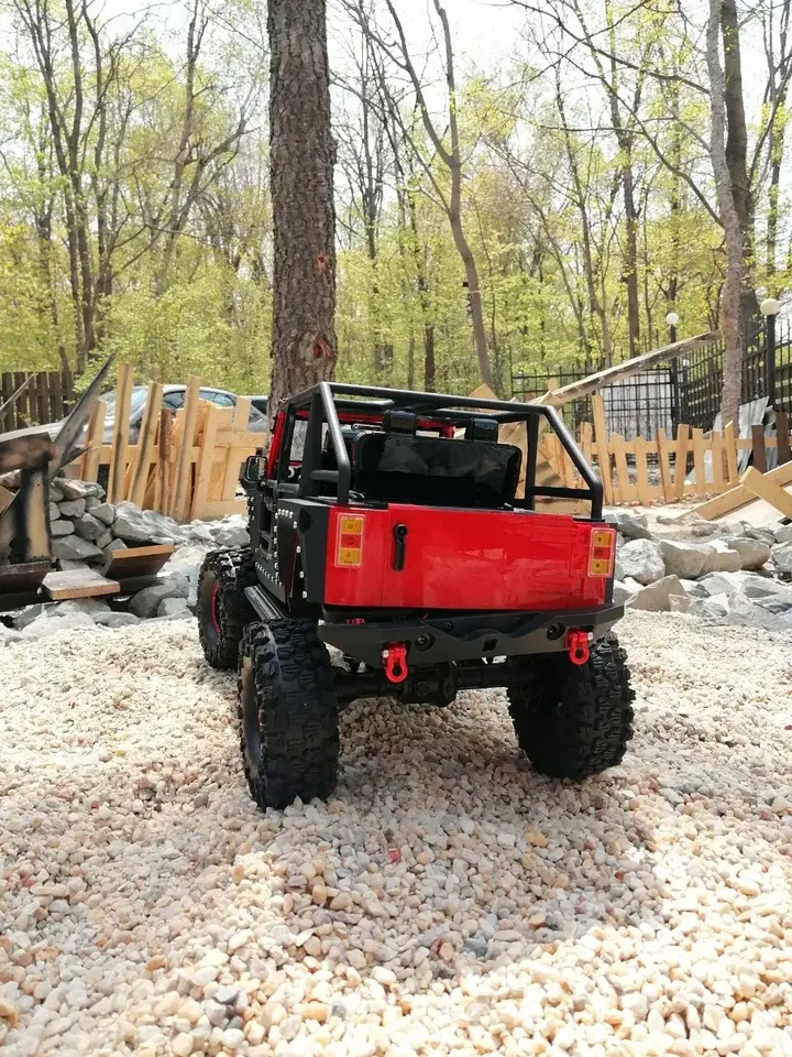Jeep Wrangler 10426 4WD 1:10 — вид сзади, красный кузов