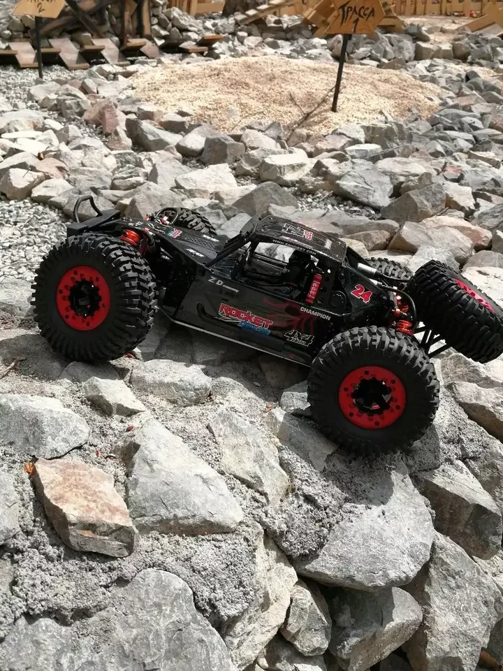 ZD Racing DBX-10 Desert Truck 1:10 — на камнях спереди сбоку