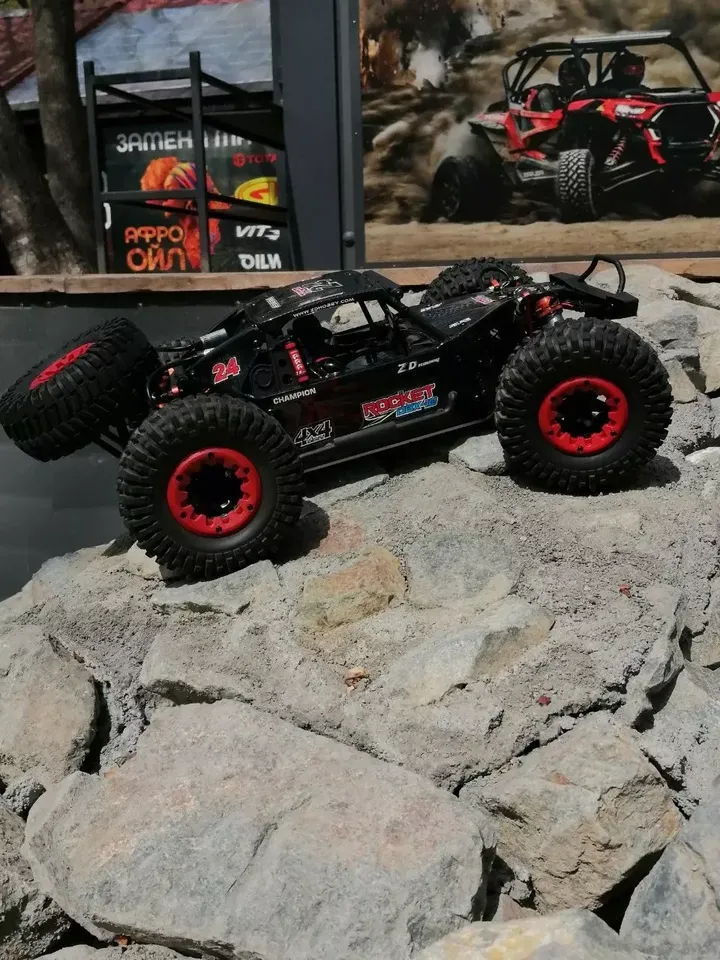 ZD Racing DBX-10 Desert Truck 1:10 — на камнях вид сбоку