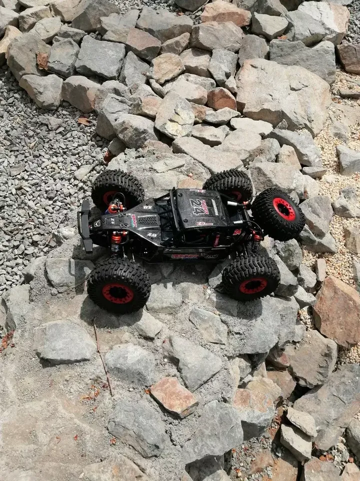 ZD Racing DBX-10 Desert Truck 1:10 — вид сверху на камнях