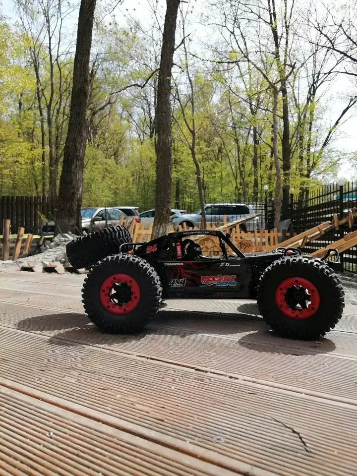 ZD Racing DBX-10 Desert Truck 1:10 — вид сбоку на настиле