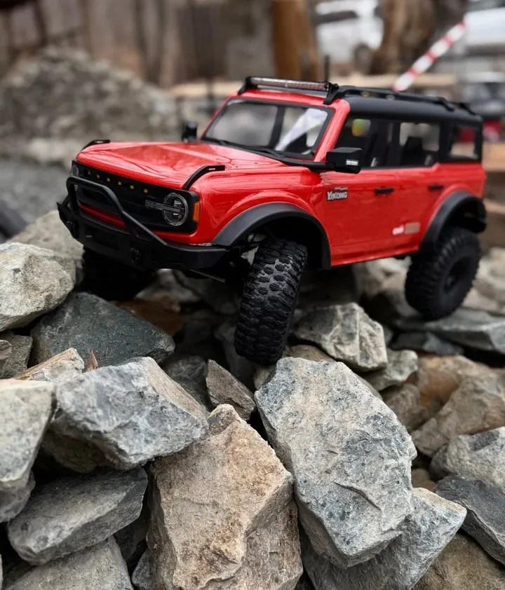 Yikong YK4083 V2 Bronco — на камнях спереди сбоку