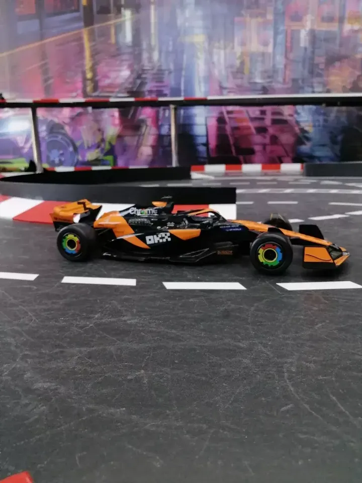 McLaren F1 болид 1:14 — оранжевый болид на трассе